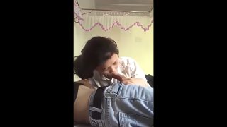 Quay lén em gái đang bú cu bạn trai trong phòng